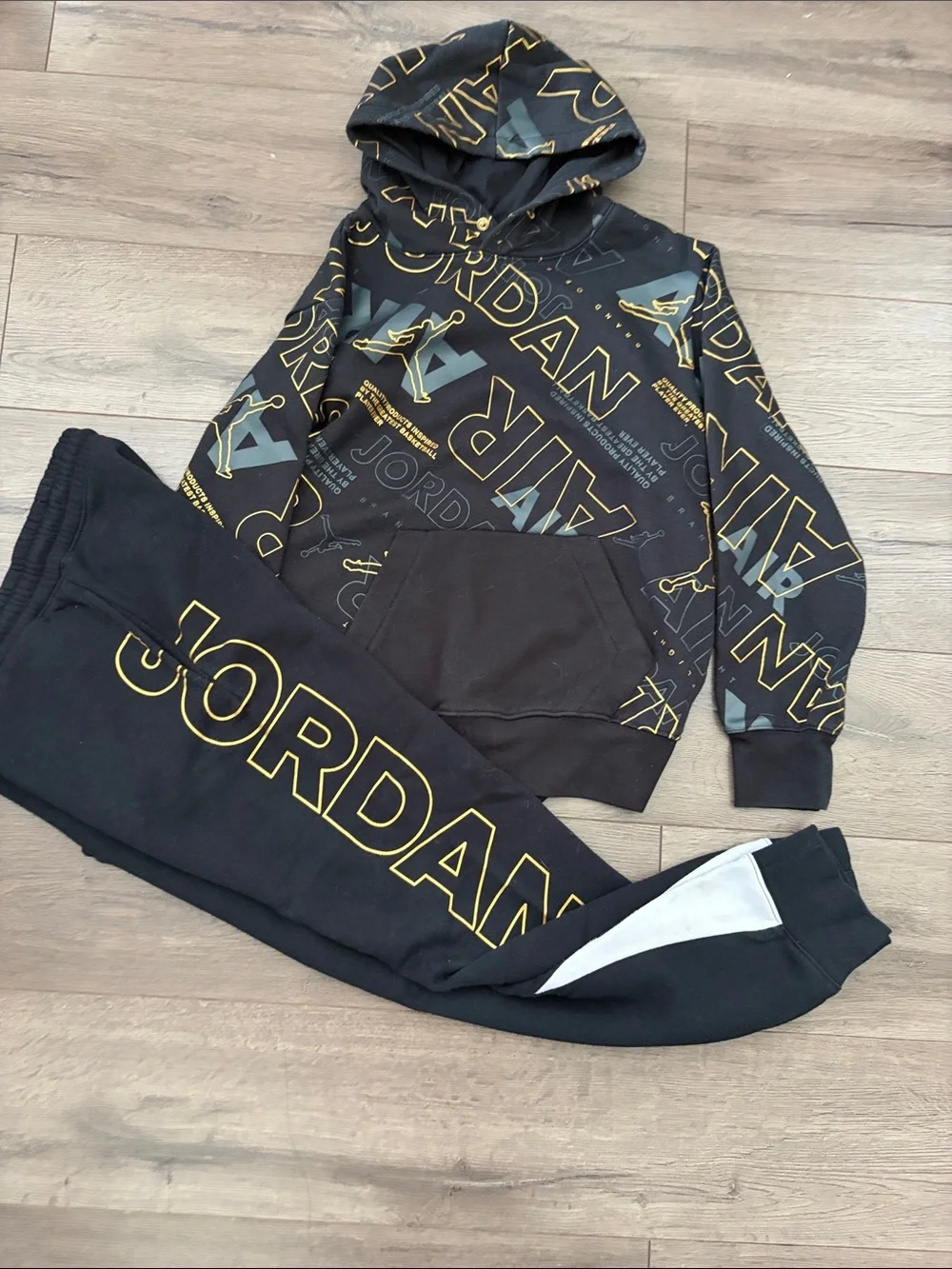 Jordan Kids Black & Gold Logo Sweatshirt and Joggers Set. Size Medium